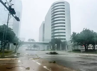 El Huracán ‘Beryl’ Deja 8 Muertos en Texas y Millones Sin Energía Eléctrica